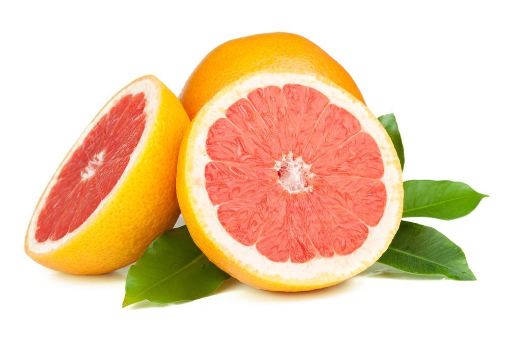La toronja tiene intenso aroma. Es útil para el combatir el estreñimiento. Agua con gotas de limón en desayuno