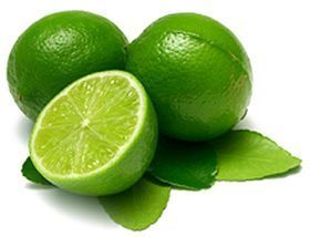 Lima. Consume cítricos en tu día a día, sus beneficios son muchos y te protegen de la gripe por su contenido en vitamina C. Dieta sana. Agua con gotas de limón en desayuno