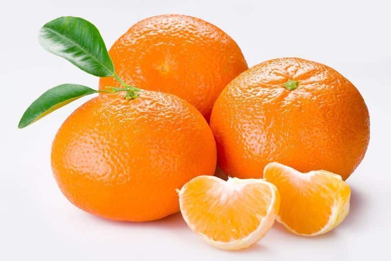 Consume cítricos en tu día a día, sus beneficios son muchos. La mandarina es la más dulce de todos. Lima. Consume cítricos en tu día a día, sus beneficios son muchos y te protegen de la gripe por su contenido en vitamina C. Dieta sana. Agua con gotas de limón en desayuno