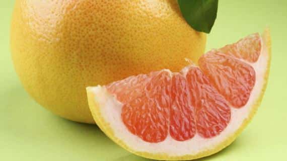 Pomelo fruto, amarillo pálido y sabor ligeramente ácido con un toque de amargor. Rico en vitamina c. Las Naranjas forman casi las tres 3/4 de la producción mundial de cítricos. Son muy versátiles gracias a su tamaño moderado, dulzura, jugosidad y acidez. Polifenoles.Consume cítricos en tu día a día, sus beneficios son muchos. La mandarina es la más dulce de todos. Lima. Consume cítricos en tu día a día, sus beneficios son muchos y te protegen de la gripe por su contenido en vitamina C. Dieta sana. Agua con gotas de limón en desayuno