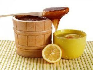 La miel tiene un poder antinflamatorio, desinfectante y suavizante de la garganta aumenta sus propiedades añadiendo limón. Ideal para gripes y catarros.