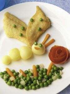 Haz platos elaborados y divertidos para que los niños disfrute. platos de los niños Merluza divertida