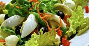 Esta ensalada coherente hará que tus recetas para la menopausia sean más sabrosas y variadas