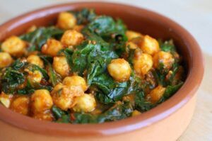 Esta receta para la menopausia de garbanzos con verduras aporta un extra de fibra a tu dieta.