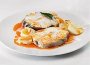 Merluza a la gallega para tus recetas para la menopausia. Consume pescado para cubrir la necesidad de omega-3