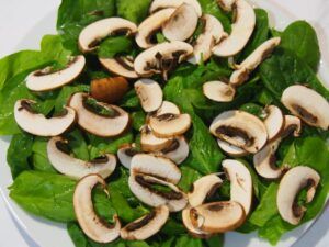 Ensalada de espinacas para combatir el estreñimiento. Dieta sana y equilibrada. Hidratos de carbono