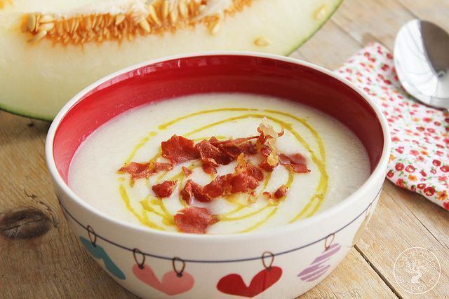 Receta de gazpacho dulce de fresas y sus variantes. Tu dieta coherente más sabrosa. Gazpacho de melón y crujiente de cecina.