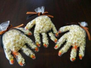 Estas manos aterradoras serán las delicias de tus hijos. Recetas fáciles para Halloween