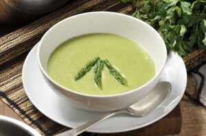 La crema de espárragos se puede tomar tanto fría como caliente, te llenará de nutrientes. Dieta sana