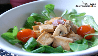 Recetas con tofu. Ensalada de espinacas y tofu. Combina las verduras con el tofu para una dieta sana y diversa. Dieta online