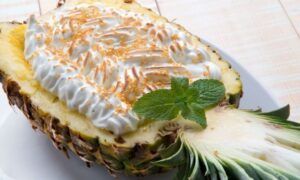 Prepara postres para Navidad ricos y sabrosos que cuiden tu línea. Piña merengada