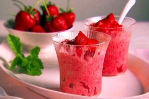 Estos postres Navidad son ricos y sanos, protegen tu dieta y así no coges peso en las fiestas. Sorbete de frutos rojos.