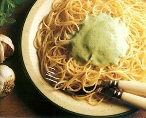 Introduce la pasta integral en tu dieta, aporta menos calorías que la refinada y más nutrientes. Dieta sana. menú coherente