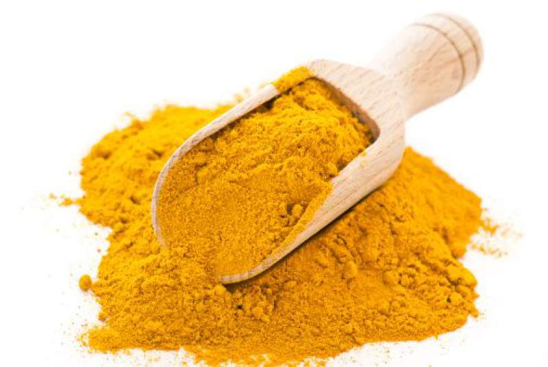 Entre los trucos para quemar grasas puedes añadir picante a la comida. Curry y cúrcuma