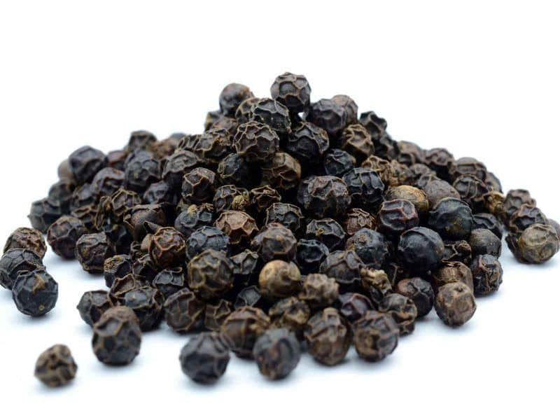 La piemienta negra es otro de los trucos para quemar grasas que puedes utilizar. Pollo