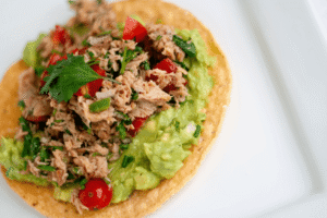 Esta es una de las recetas con atún en conserva más completa, ya que el guacamole aporta grasa favorable.