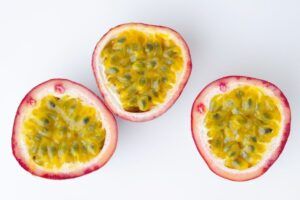 Superalimentos o superfoods de moda. Tienen propiedades antioxidantes y depurativas, refuerzan tus defensas y te mantienen joven como el maracuyá