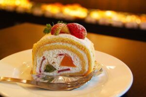 Consigue tu reto esta Navidad y no cojas peso usando las recetas de Dieta Coherente, la mejor dieta online. Brazo de gitano con frutas y crema. Adelgazar en navidad