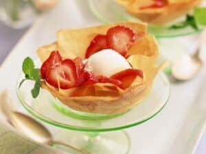 Consigue tu reto esta Navidad y no cojas peso usando las recetas de Dieta Coherente, la mejor dieta online. Tulipas con helado de yogur con fresas. Adelgazar en navidad