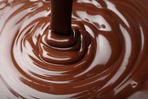 Cena de San Valentín. Puedes consumir chocolate de manera moderada si estás a dieta, pero mejor que sea chocolate puro. Alimento afrodisiaco. San Valentín.