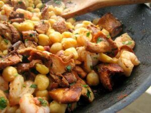 Con estas recetas de potajes tus inviernos serán más cálidos.Consigue tu peso ideal a base de una dieta equilibrada y sana.Garbanzos con langostinos y setas