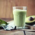 Para depurar el organismo conviene utilizar una dieta depurativa con green smoothies. Realizar una cura depurativa dos veces al año. smoothie aguacate