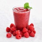 Para depurar el organismo conviene utilizar una dieta depurativa con green smoothies. Realizar una cura depurativa dos veces al año. smoothie rojo