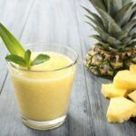 Para depurar el organismo conviene utilizar una dieta depurativa con green smoothies. Realizar una cura depurativa dos veces al año. smoothie tropical