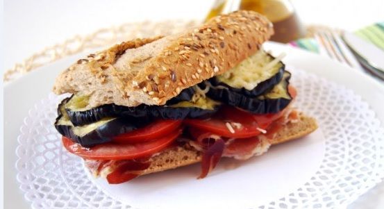 Deja la rutina del sandwich de jamón y queso. Añade nuevos sabores. En la dieta del bocadillo te sugerimos un bocadillo de berenjenas,jamón y queso fresco.