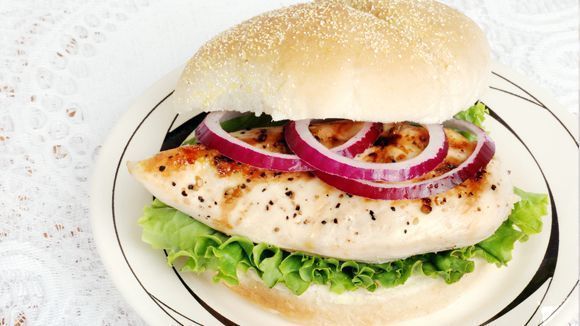 Dieta del bocadillo. El aguacate contiene grasa favorable. Prueba hacer este bocadillo de pollo con crema de aguacate que sugerimos en la dieta del bocadillo. Verás que sabroso.
