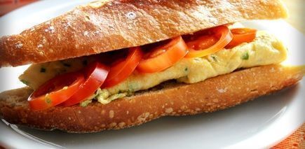 En la dieta del bocadillo te sugerimos este bocadillo de tortilla francesa diferente, fácil de hacer y muy sabroso. Incorpóralo a tu dieta para adelgazar.