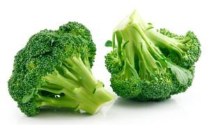 Reconocido superfood.El brócoli es uno de los grandes alimentos antiedad gracias a su poder antioxidante y los nutrientes que aportan a tu dieta y te cuidan