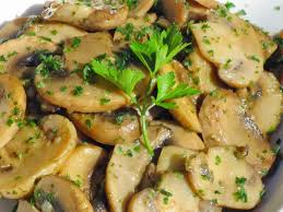 Los champiñones al ajillo debe ser el plato más sencillo y rápido que encontrarás en recetas con champiñones. Puedes tomarlos también en la fase inducción.