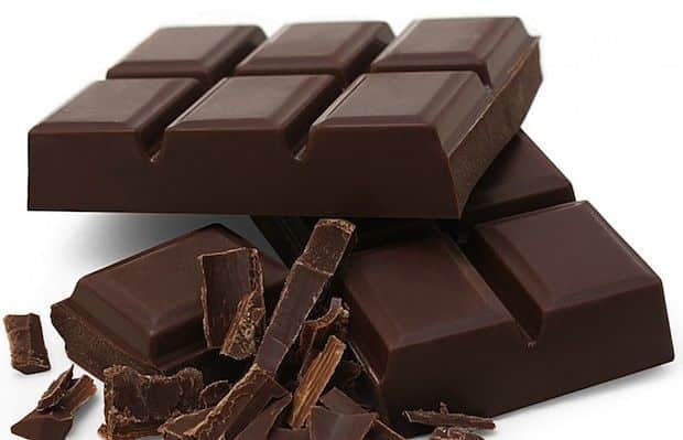 Un gran alimento antiedad es el chocolate negro, debido a su poder antioxidante es un gran aliado en tu dieta antiaging. De manera coherente y ocasional.Polifenoles