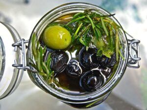Prepara unas aceitunas aliñadas en casa con estas fáciles recetas. Darás un toque diferente a tus comidas y aperitivos y sorprenderás a tus invitados. Aliño