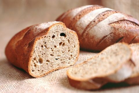 No hay como el pan recién hecho. Prueba hacer esta receta de pan integral de trigo en casa y verás que es más fácil de lo que pensabas.