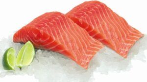 El salmón es uno de los alimentos antiedad con ácidos grasos y antioxidantes para que te mantengas sano y luches contra el envejecimiento. Superalimento. Elasticidad del pecho