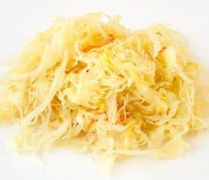 El chuckrut es uno de los alimentos probióticos que debes incluir en tu alimentación.Es col blanca cortada en tiras y fermentada con vinagre y especias.