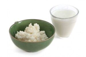 El kéfir es uno de los alimentos probióticos disponible en el mercado,incluso puedes elaborarlo tu mism@ si consigues el hongo,según sea de agua o leche