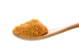 El miso es el ingrediente indispensable en la comida japonesa, siendo uno de los alimentos probióticos por excelencia. Puede añadirse a muchos platos.