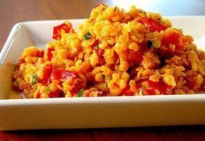 Ensalada de lentejas rojas para comer de tuper.