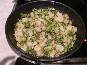 Quinoa con espárragos y gambas es ideal para comer de tuper