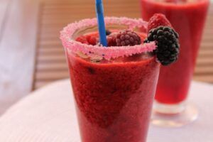 Para los días de calor nada más refrescante que tomar este rico Sorbete de frutos rojos para así aprovechar los beneficios de los frutos rojos y morados.