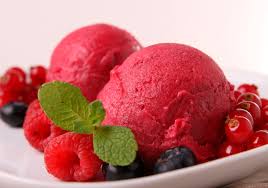 Nada como un refrescante Helado de yogur y frutos rojos para los días calurosos de verano. Puedes prepararlos con cualquiera de los frutos rojos y morados.
