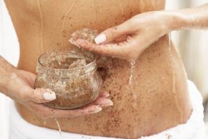 Uno de los trucos para ponerse moreno rápido y lucir un bronceado duradero es renovar y cuidar tu piel con exfoliaciones para eliminar las células muertas.