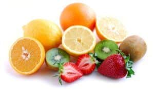 Uno de los trucos para ponerse moreno rápido y lucir un bronceado duradero y saludable es tomar alimentos ricos en vitamina C,sobre todo frutas y verduras.