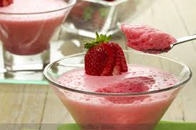 Si quieres aprovechar las propiedades de los frutos rojos y morados, prepara esta rica Mousse de frutos del bosque, una buena opción como postre de verano.