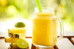 Uno de los trucos para ponerse moreno rápido y lucir un bronceado duradero es tomar un smoothie de mango, piña y limón que protege el moreno y las manchas.