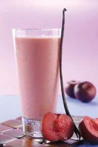 Esta receta de Batido de ciruelas con fresas es otra forma de aprovechar los beneficios de los frutos rojos y morados.Tritura todo y listo para tomar.