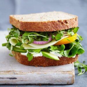 Si eres vegetariano puedes prepararte este bocadillo de verduras, aguacate y queso fresco. Una fresca opción entre las comidas para llevar a la playa.